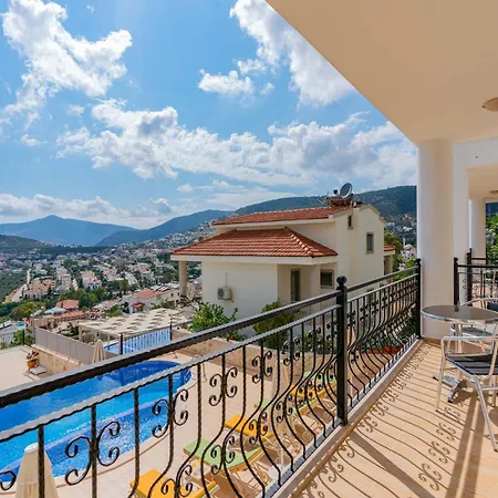 Gizem Aparts Kalkan